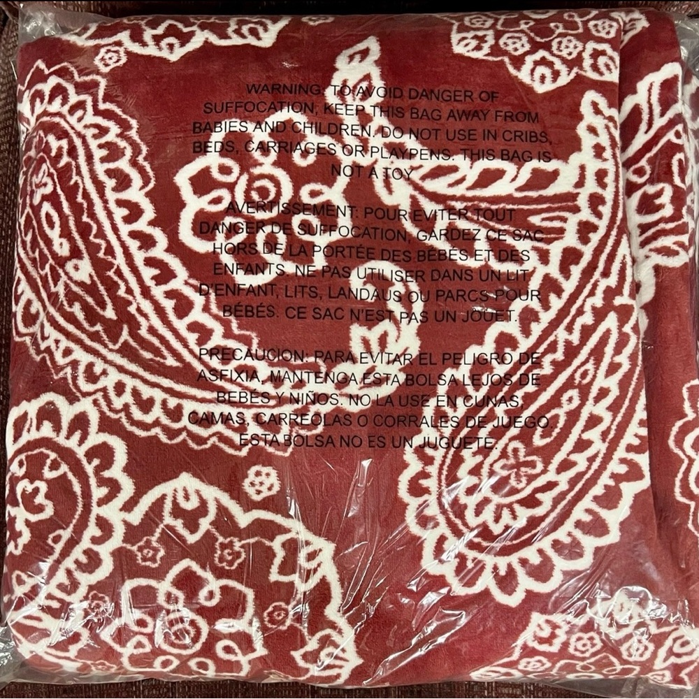 NWT Oversized Vera Bradley XL Plush Throw Blanket Cardinal Red & White Bandana